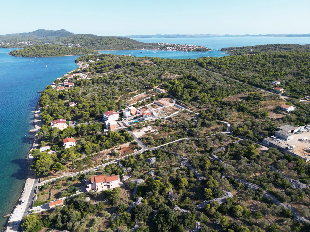 HITNO - HITNO - ATRAKTIVNA LOKACIJA - ZAZIDLJIVA PARCELA 899 M2 - 189.000€