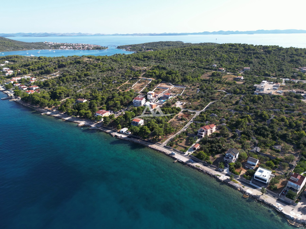 HITNO - HITNO - ATRAKTIVNA LOKACIJA - ZAZIDLJIVA PARCELA 899 M2 - 189.000€