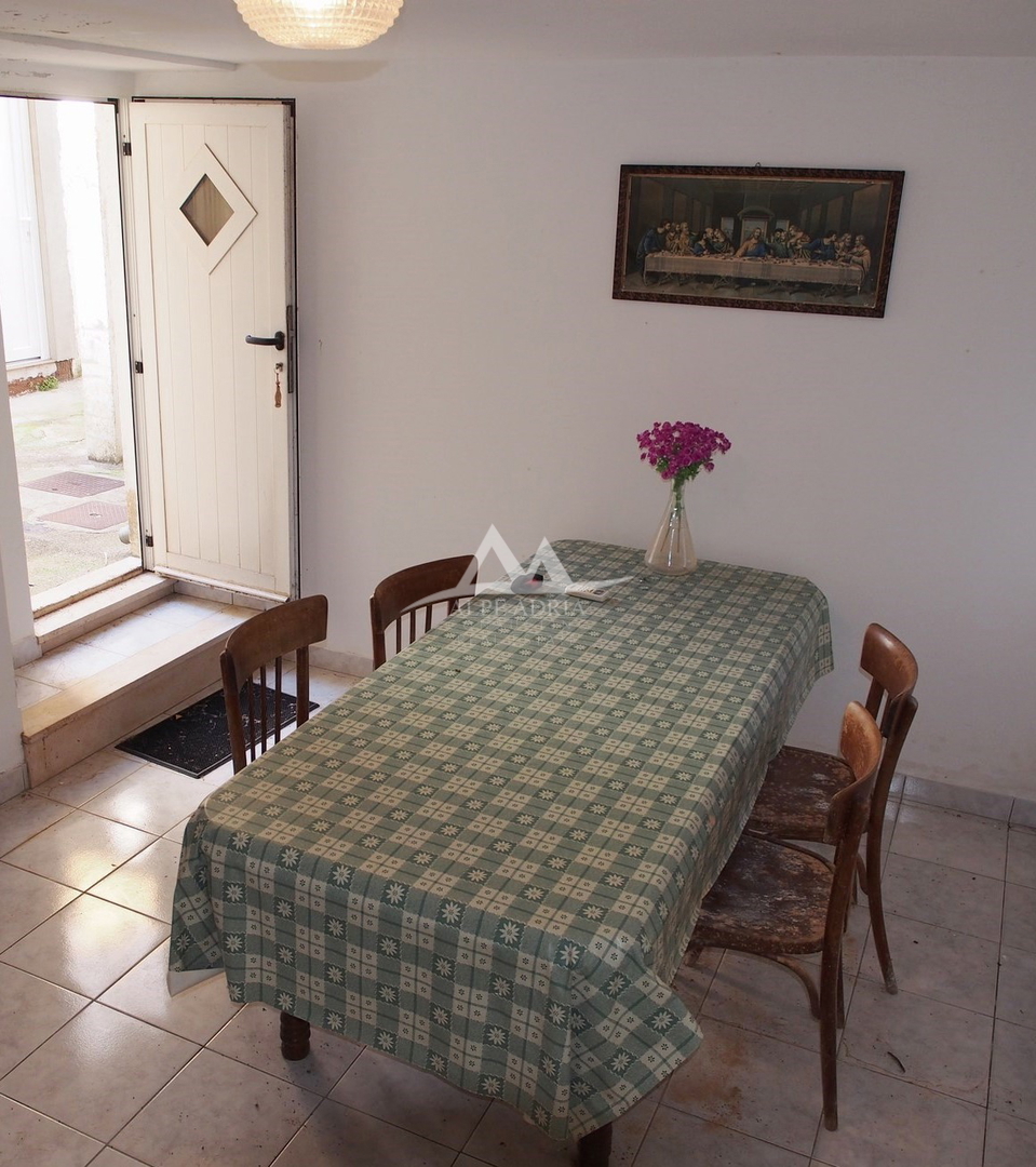 KUKLJICA - VSELJIVA HIŠA V STAREM JEDRU KRAJA - 120.000€