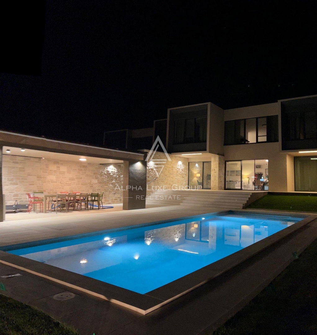 Luksuzna Moderna Hiša s Poolom na Prodajo v Rovinj