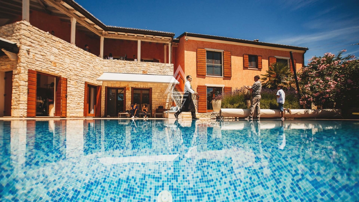 Istra, Rovinj, Veličastna vila s prostornim vrtom in možnostjo gradnje