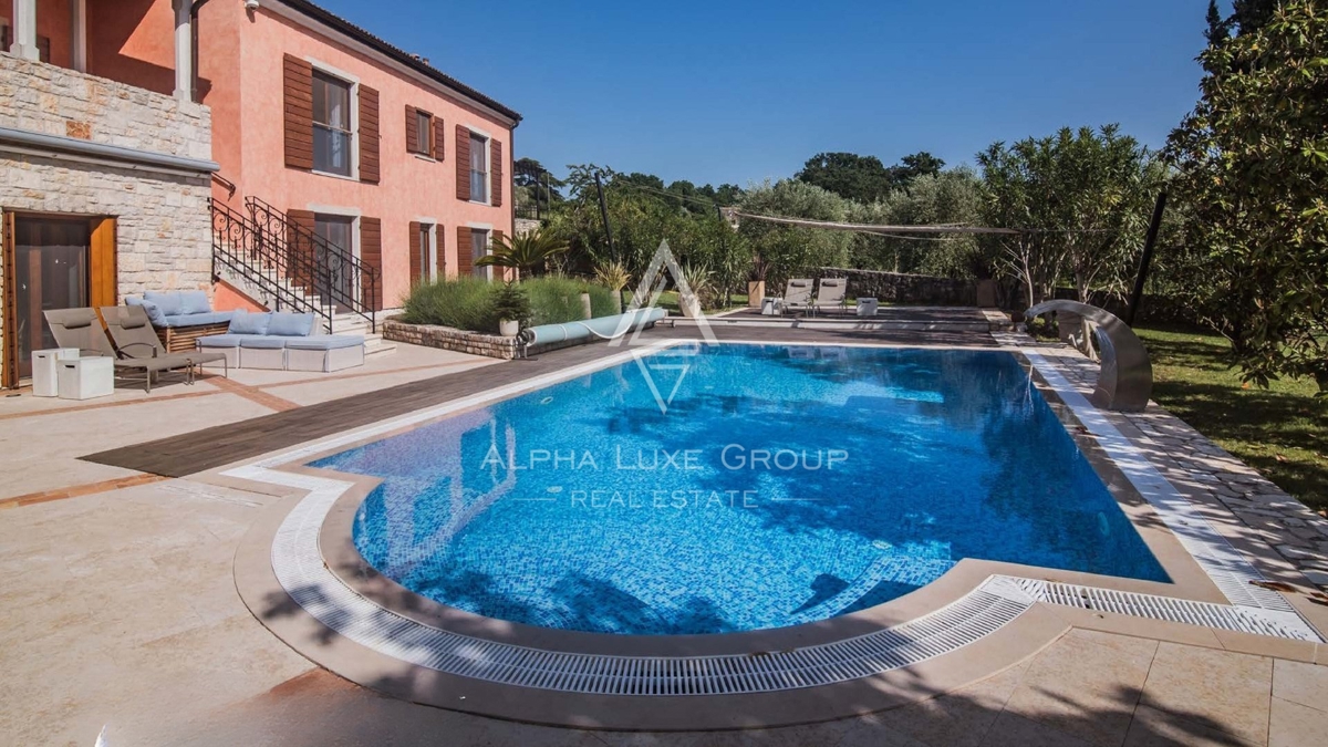 Istra, Rovinj, Veličastna vila s prostornim vrtom in možnostjo gradnje