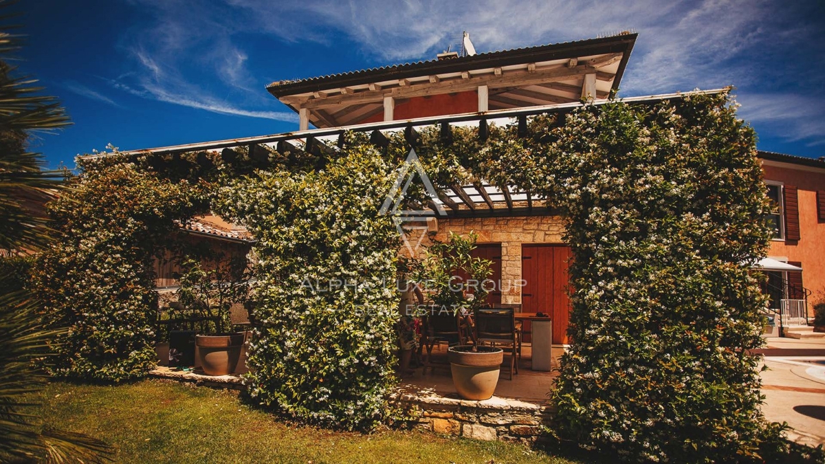 Istra, Rovinj, Veličastna vila s prostornim vrtom in možnostjo gradnje