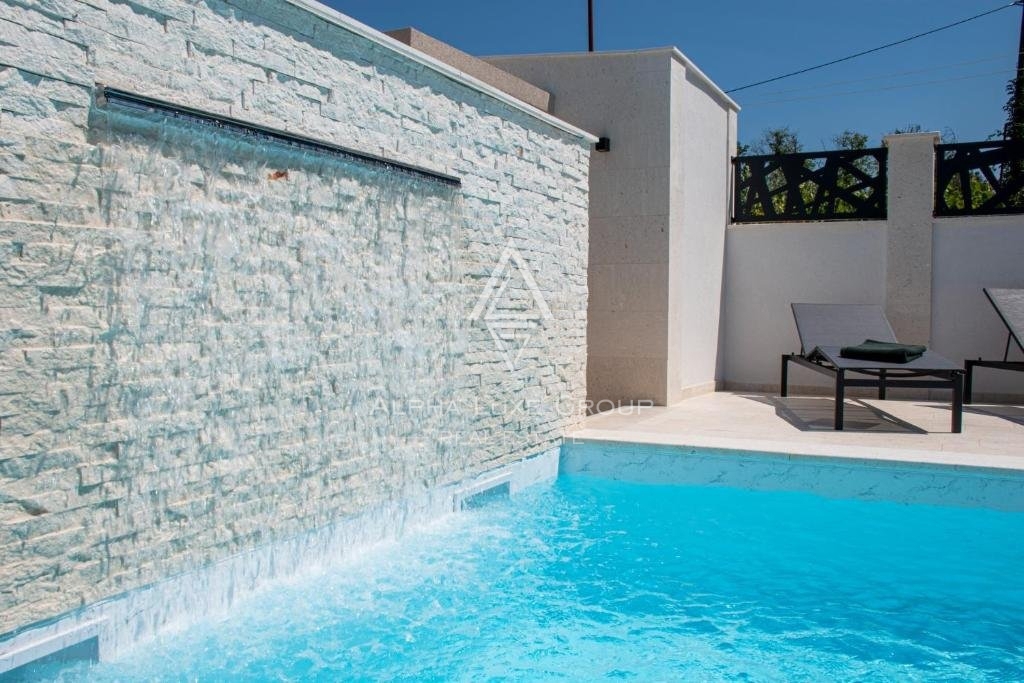 Medulin, Banjole: Večstanovanjska hiša za prodajo - Samo 500 m od morja