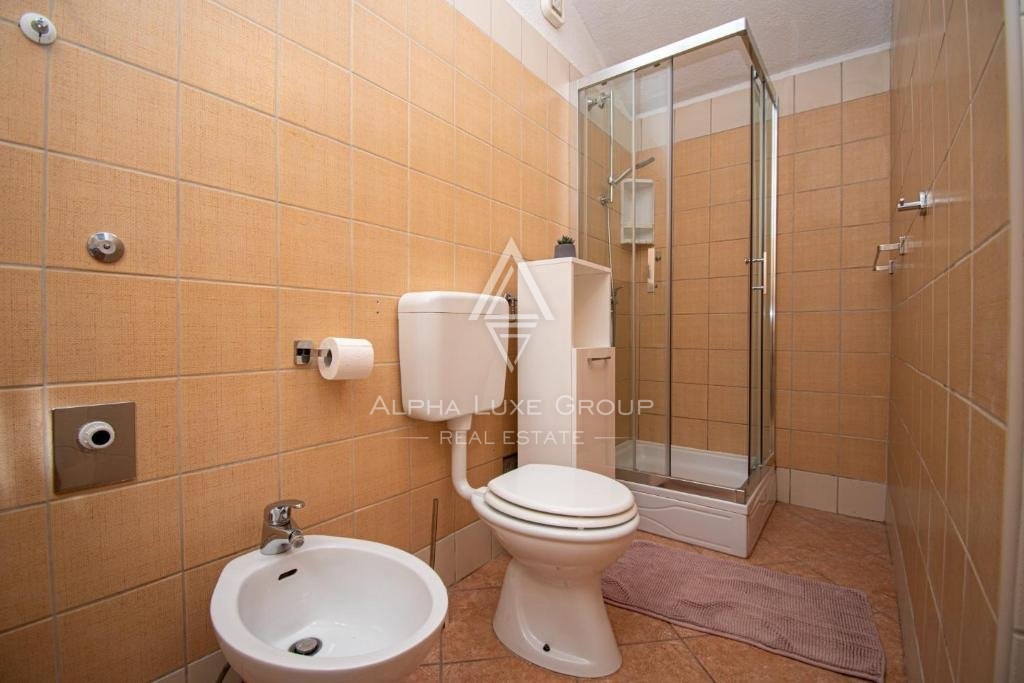 Medulin, Banjole: Večstanovanjska hiša za prodajo - Samo 500 m od morja