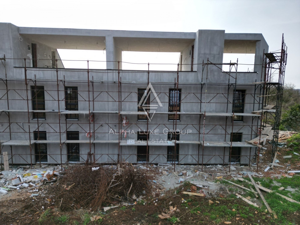 Istra, Poreč - Sodobno stanovanje s teraso naprodaj