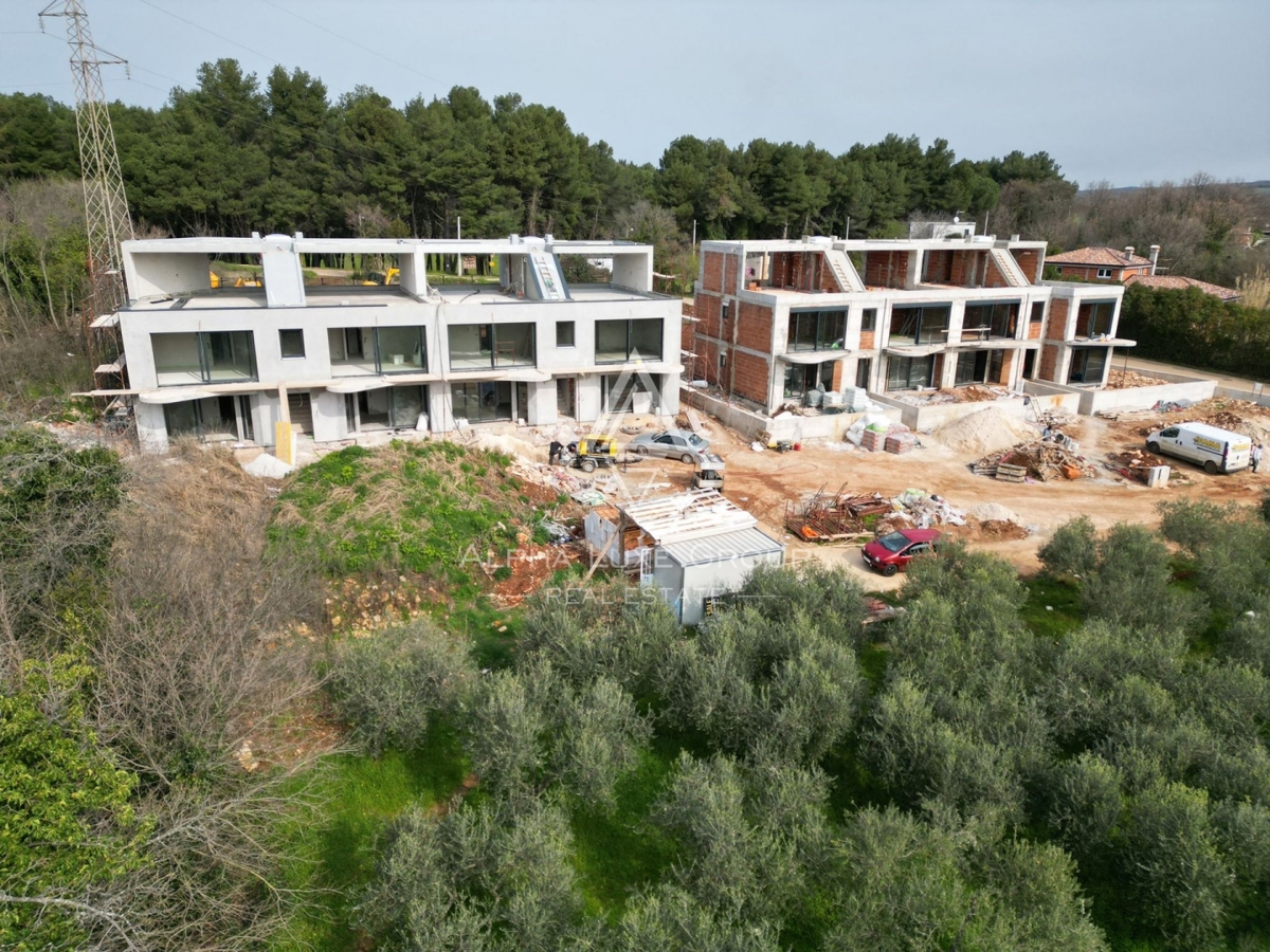 Istra, Poreč - Sodobno stanovanje s teraso naprodaj