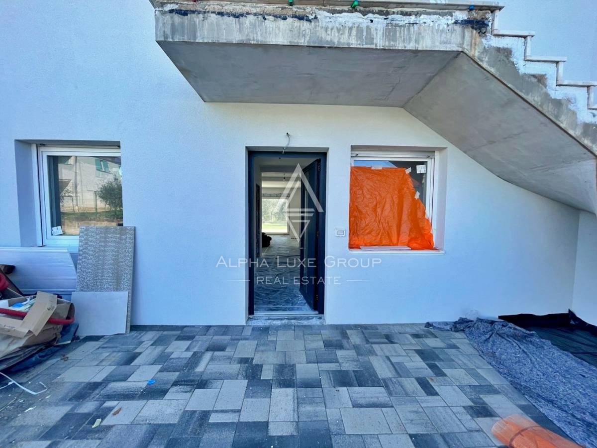 Novigrad, Istra – Sodobno pritlično stanovanje z vrtom