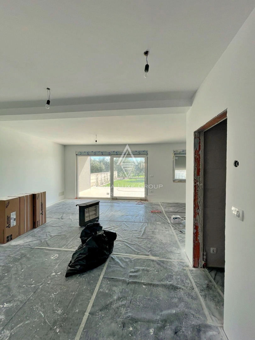 Novigrad, Istra – Sodobno pritlično stanovanje z vrtom