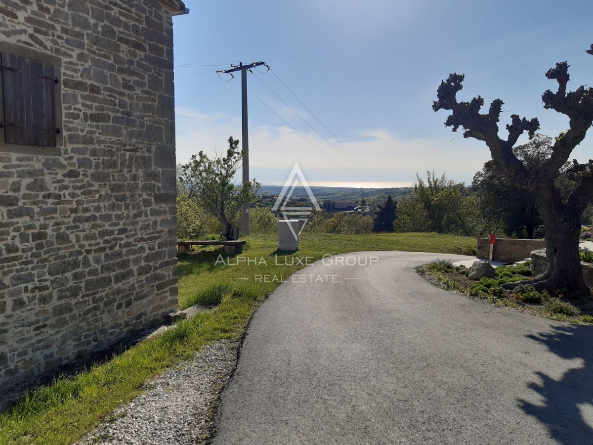 SAMOSTOJNA HIŠA NA MIRNI LOKACIJI S PANORAMSKIM POGLEDOM NA MORJE