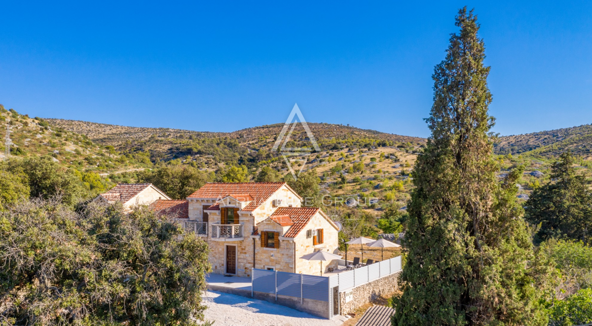 Brač, Dalmacija : Osupljiva kamnita vila z bazenom