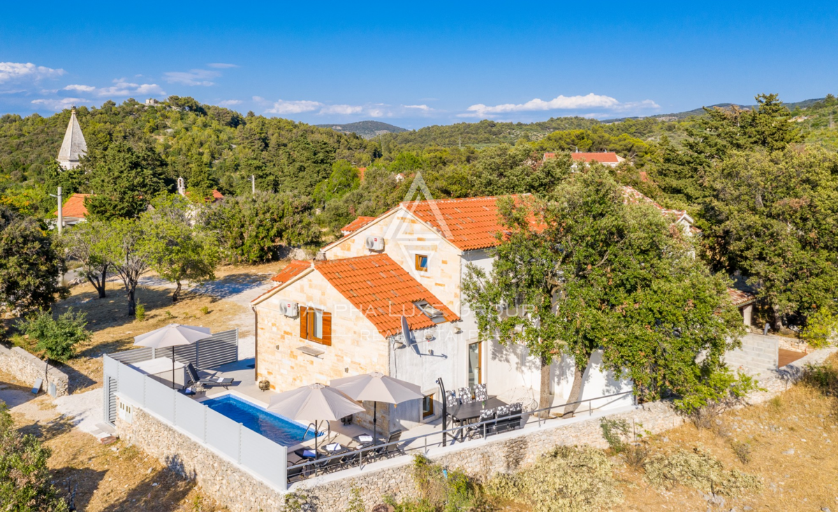 Brač, Dalmacija : Osupljiva kamnita vila z bazenom