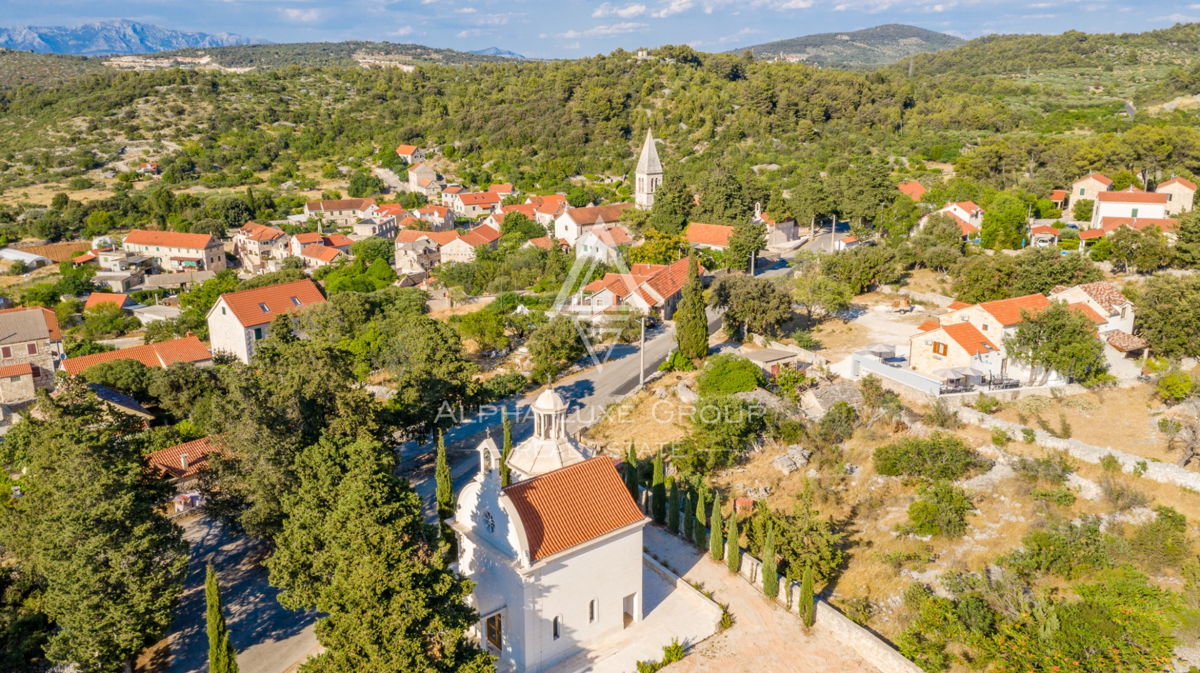Brač, Dalmacija : Osupljiva kamnita vila z bazenom