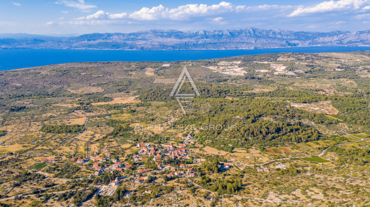 Brač, Dalmacija : Osupljiva kamnita vila z bazenom