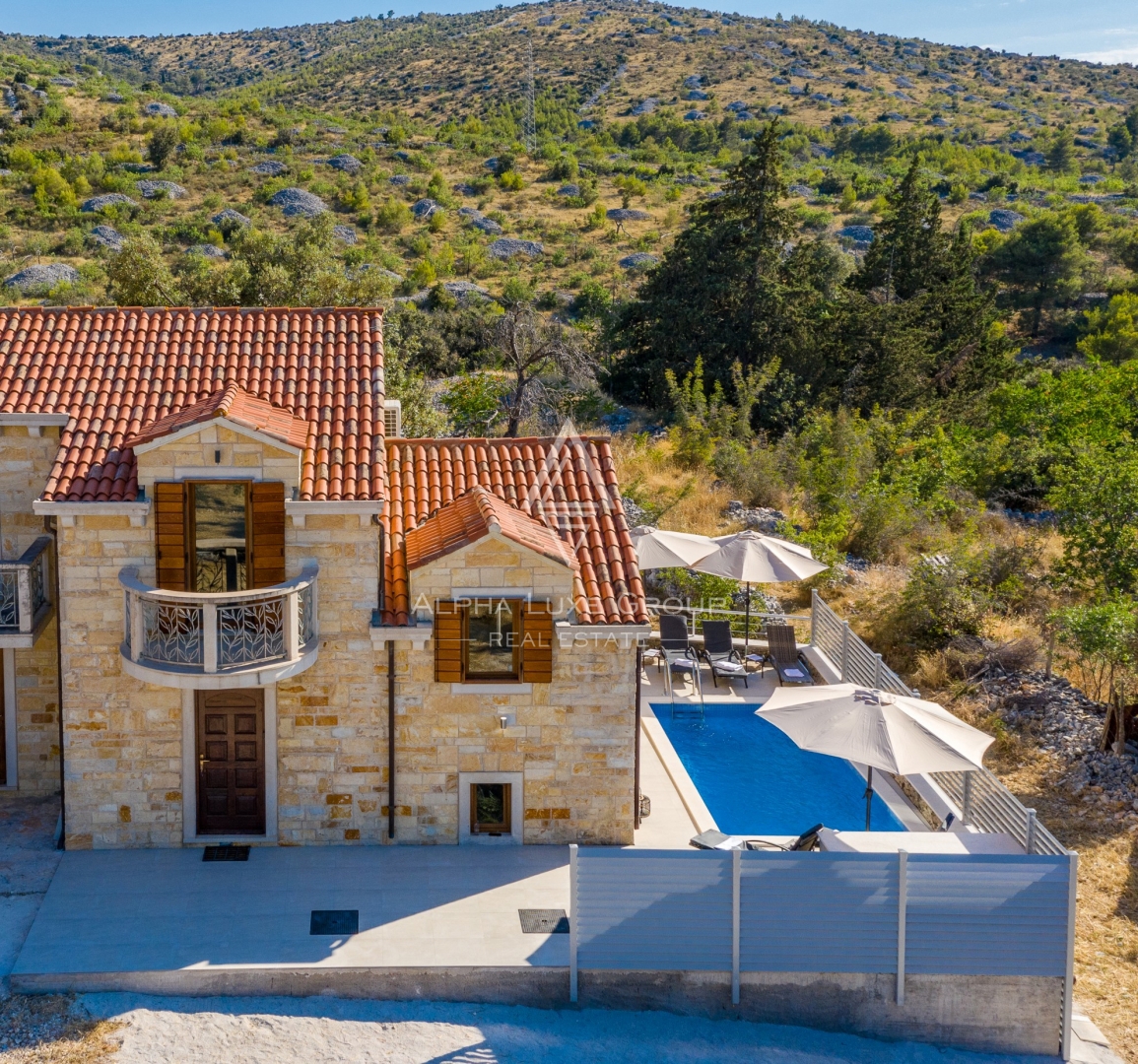 Brač, Dalmacija : Osupljiva kamnita vila z bazenom