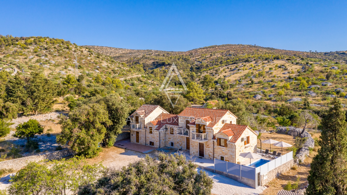Brač, Dalmacija : Osupljiva kamnita vila z bazenom