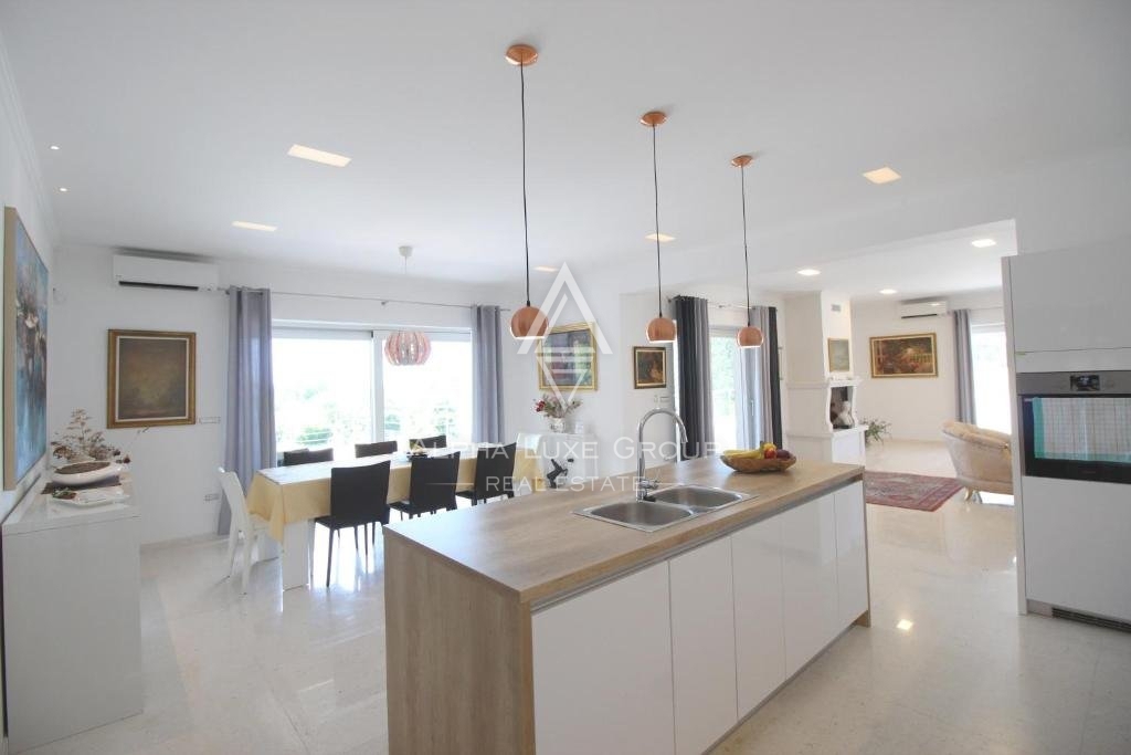 Čudovita vila s prostornim vrtom in bazenom, Istra, Poreč
