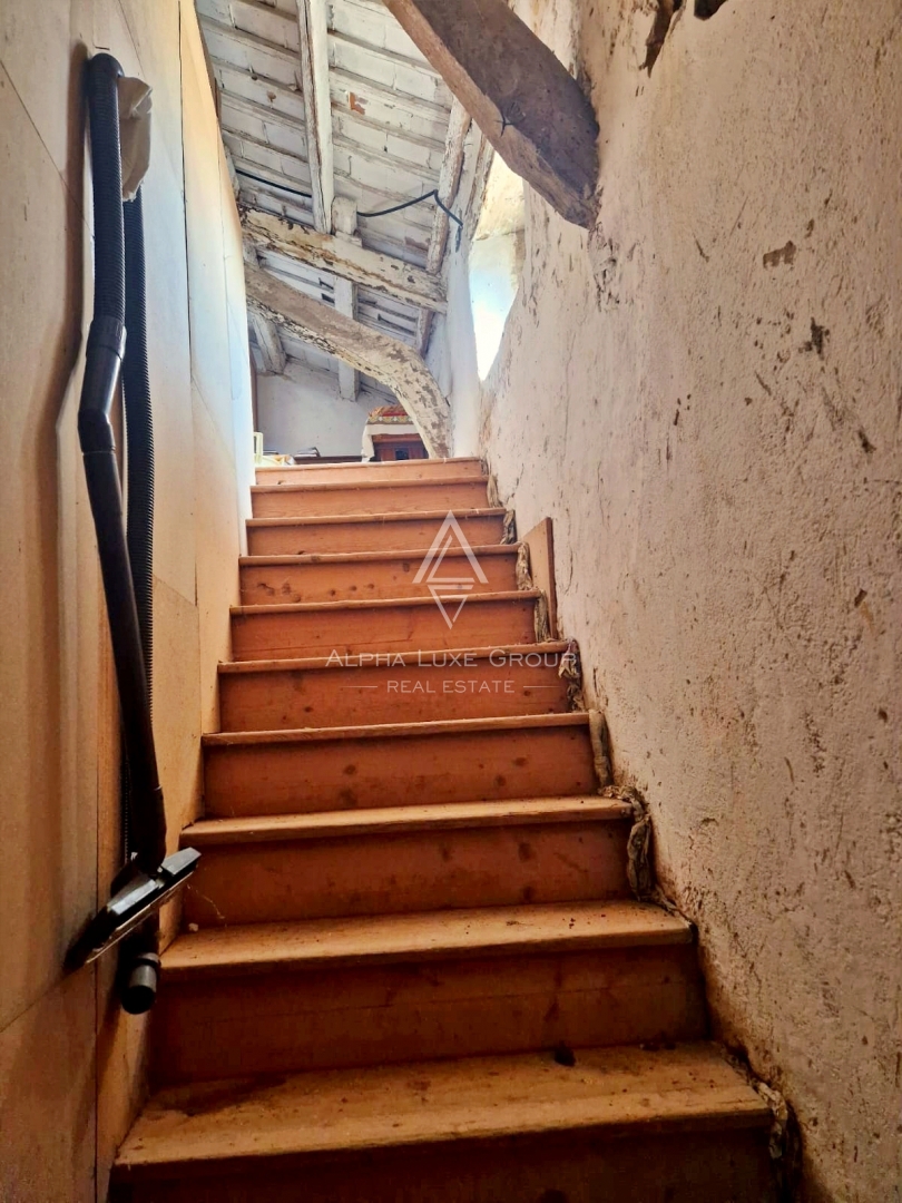 Istra, Umag, Hiša s potencialom blizu centra mesta