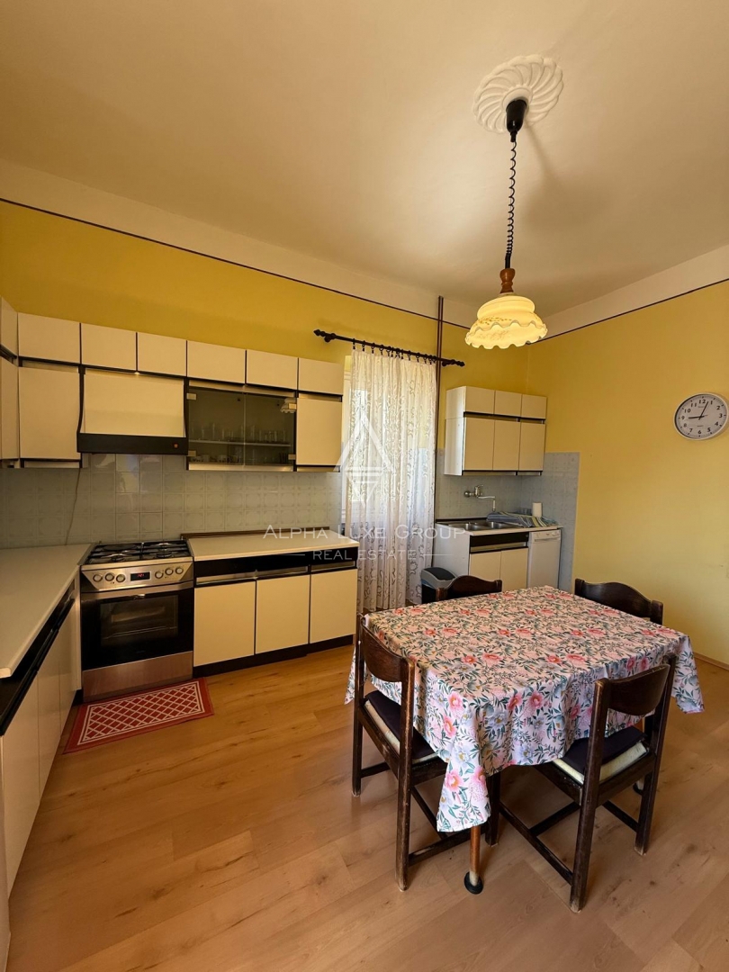 Istra, Brtonigla: Prostorno stanovanje z razgledom v centru