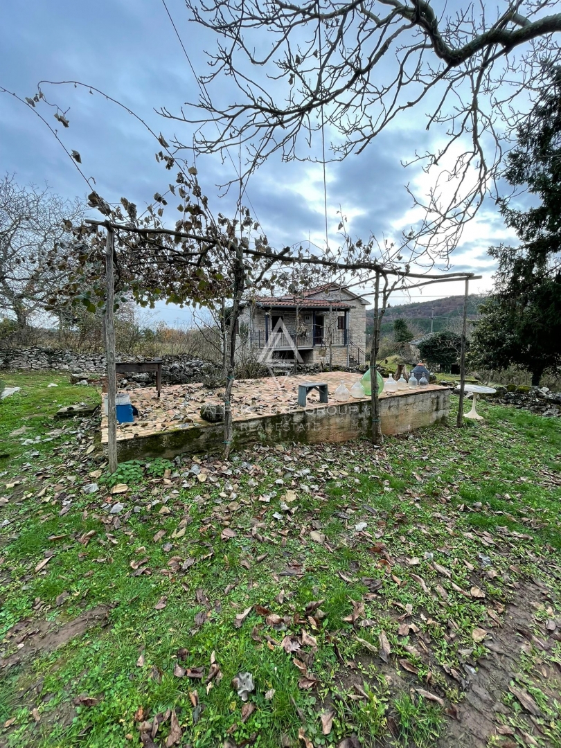 Istra, Oprtalj – Kamnite hiše z obsežnim zemljiščem