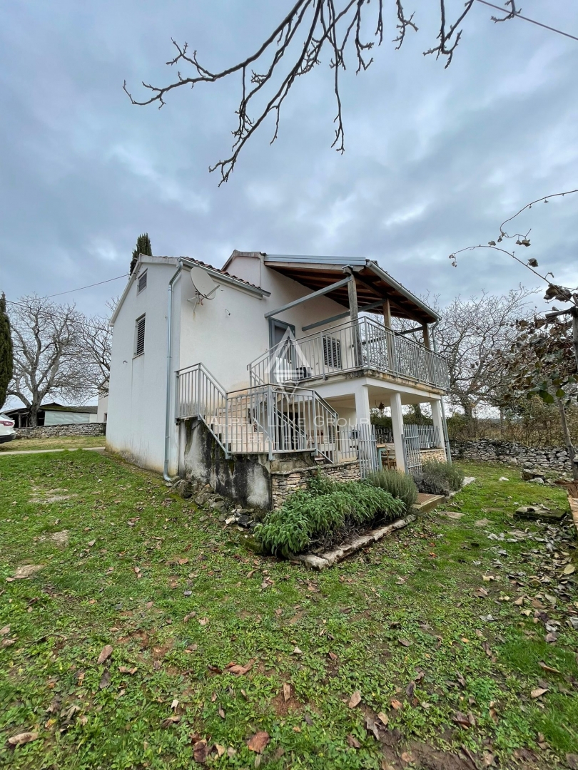 Istra, Oprtalj – Kamnite hiše z obsežnim zemljiščem