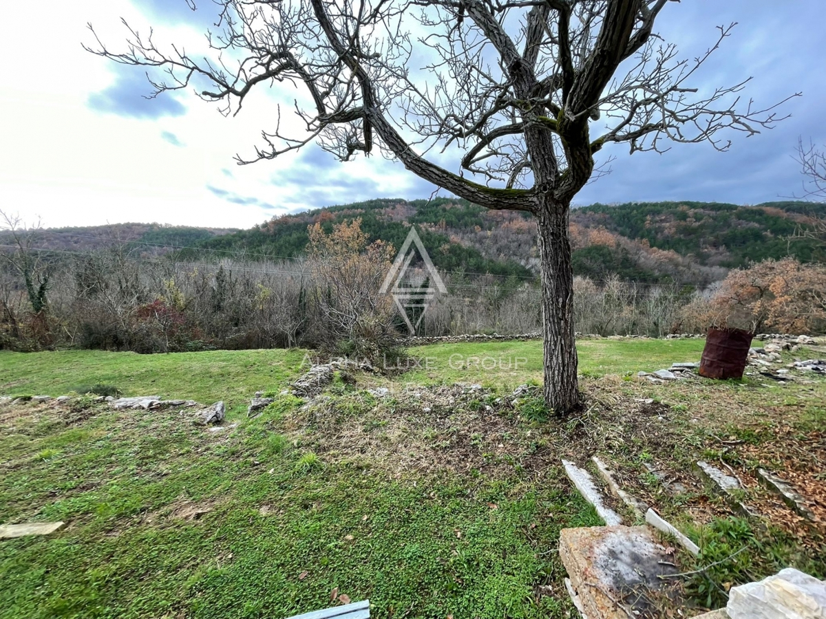 Istra, Oprtalj – Kamnite hiše z obsežnim zemljiščem