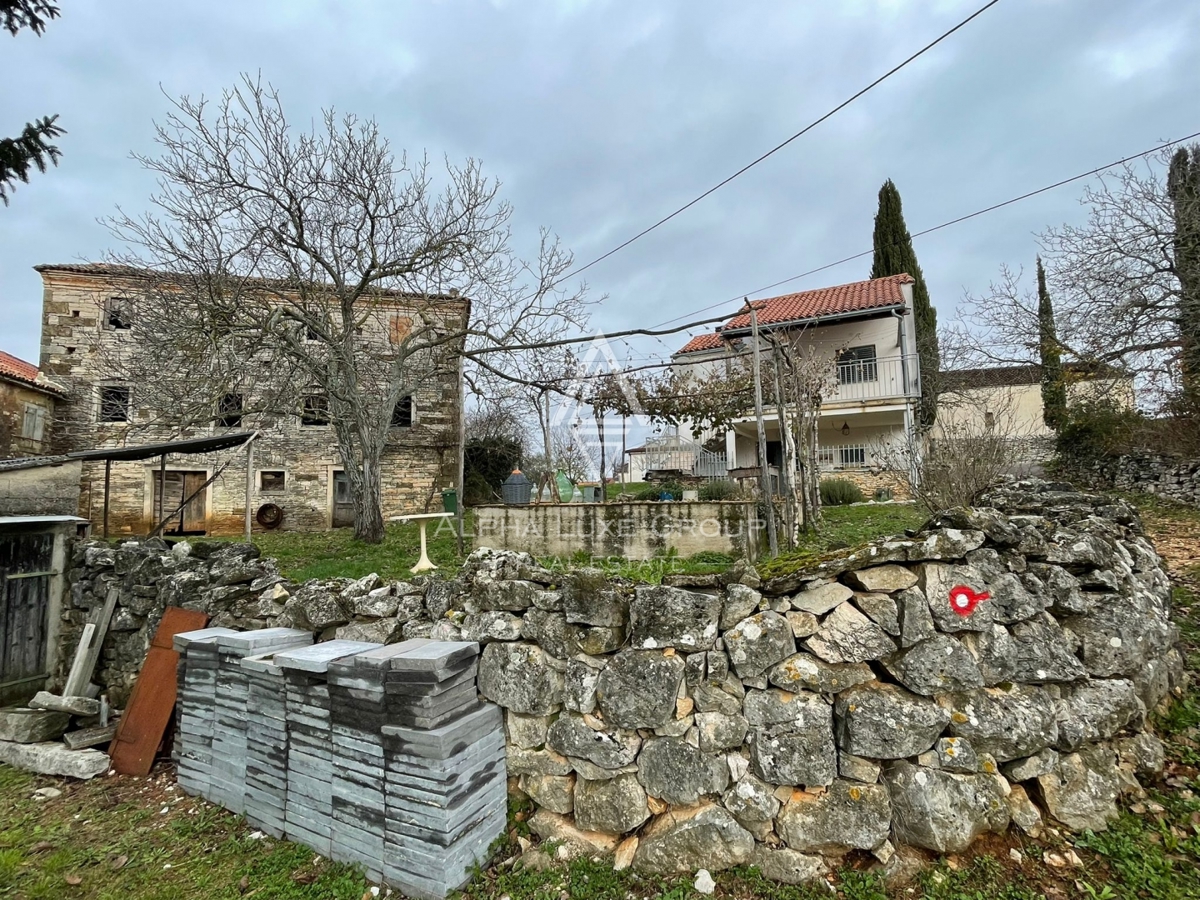 Istra, Oprtalj – Kamnite hiše z obsežnim zemljiščem