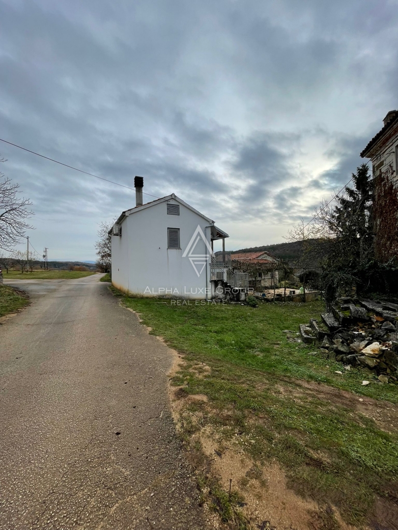 Istra, Oprtalj – Kamnite hiše z obsežnim zemljiščem