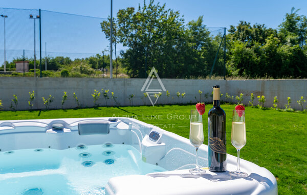 Istra, Labin: Moderna hiša z bazenom in tenisom