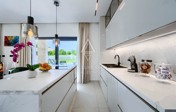 Istra, Labin: Moderna hiša z bazenom in tenisom