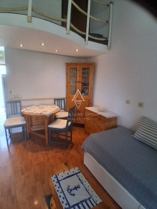 Istra, Červar Porat: Stanovanje z galerijo balkonom