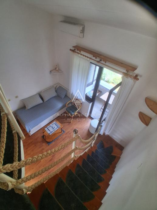 Istra, Červar Porat: Stanovanje z galerijo balkonom