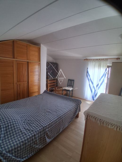 Istra, Červar Porat: Stanovanje z galerijo balkonom