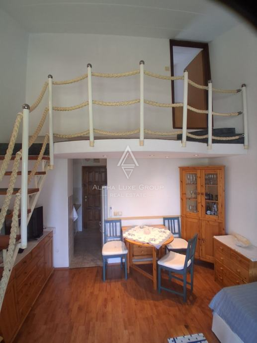 Istra, Červar Porat: Stanovanje z galerijo balkonom