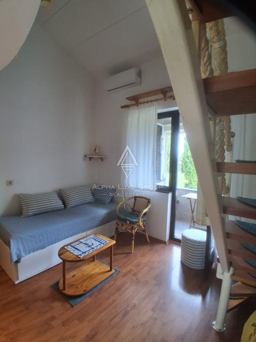 Istra, Červar Porat: Stanovanje z galerijo balkonom