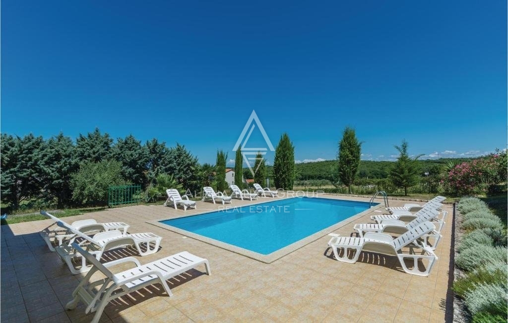 Istra, Poreč, Apartmajska hiša z bazenom in velikim vrtom naprodaj