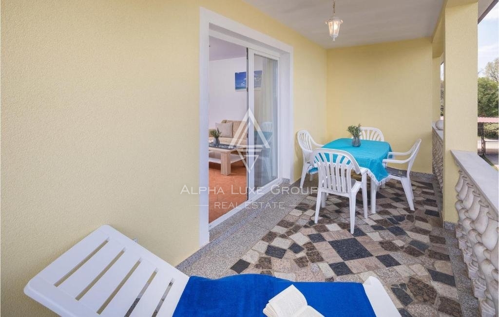 Istra, Poreč, Apartmajska hiša z bazenom in velikim vrtom naprodaj