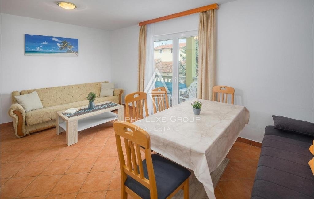 Istra, Poreč, Apartmajska hiša z bazenom in velikim vrtom naprodaj