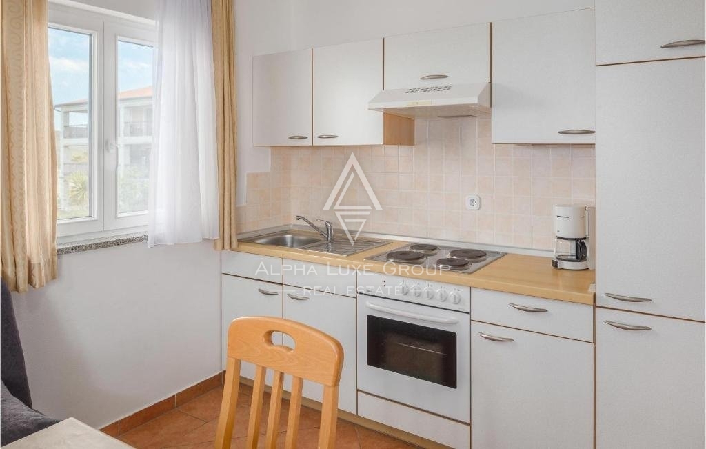 Istra, Poreč, Apartmajska hiša z bazenom in velikim vrtom naprodaj