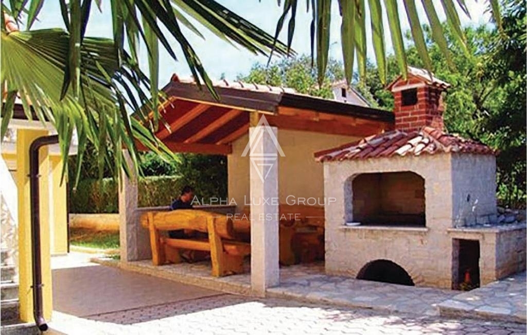 Istra, Poreč, Apartmajska hiša z bazenom in velikim vrtom naprodaj