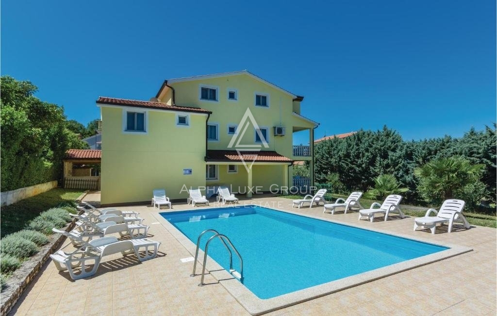 Istra, Poreč, Apartmajska hiša z bazenom in velikim vrtom naprodaj