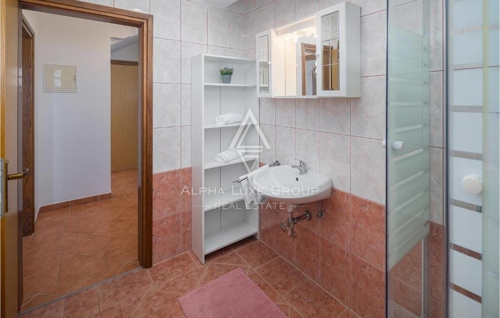 Istra, Poreč, Apartmajska hiša z bazenom in velikim vrtom naprodaj