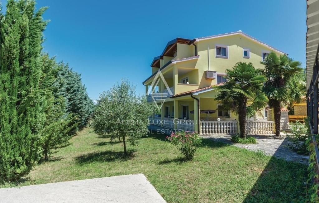 Istra, Poreč, Apartmajska hiša z bazenom in velikim vrtom naprodaj