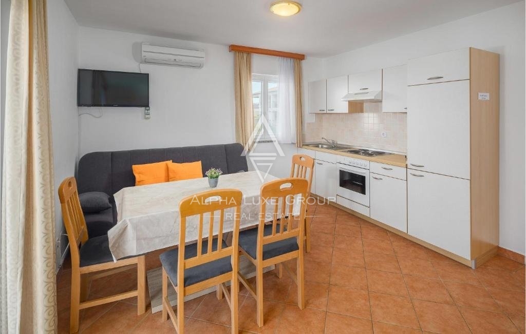 Istra, Poreč, Apartmajska hiša z bazenom in velikim vrtom naprodaj