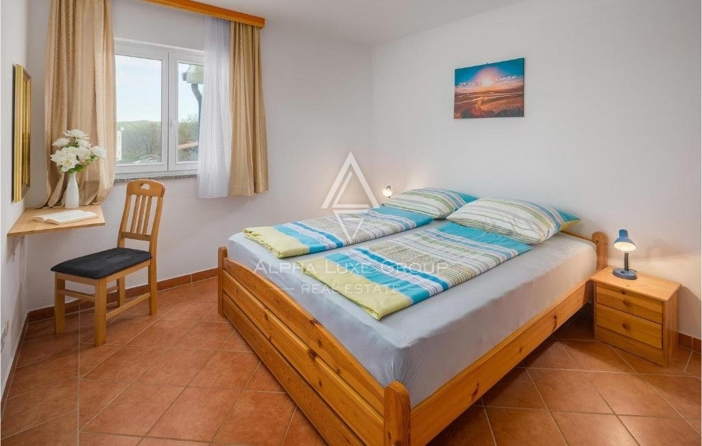 Istra, Poreč, Apartmajska hiša z bazenom in velikim vrtom naprodaj