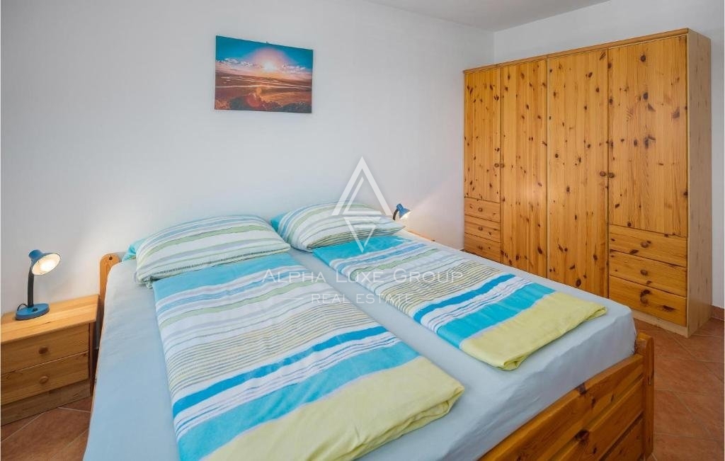 Istra, Poreč, Apartmajska hiša z bazenom in velikim vrtom naprodaj