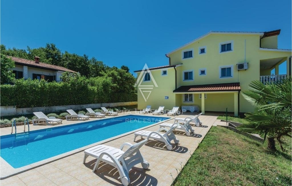 Istra, Poreč, Apartmajska hiša z bazenom in velikim vrtom naprodaj