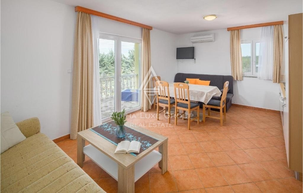 Istra, Poreč, Apartmajska hiša z bazenom in velikim vrtom naprodaj