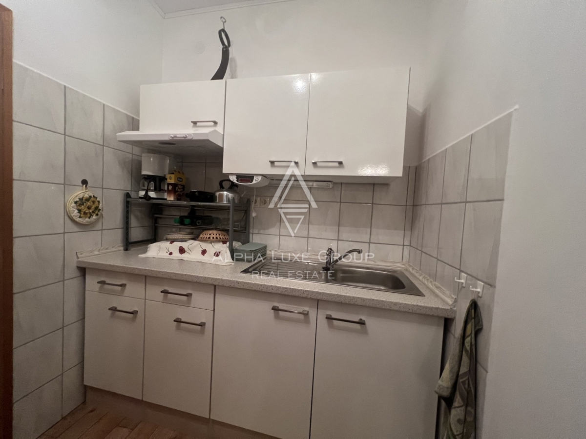 SAMO PRI NAS! SAMOSTOJNA HIŠA NA VELIKEM ZEMLJIŠČU V CENTRU MESTA, TINJAN - PRILOŽNOST!