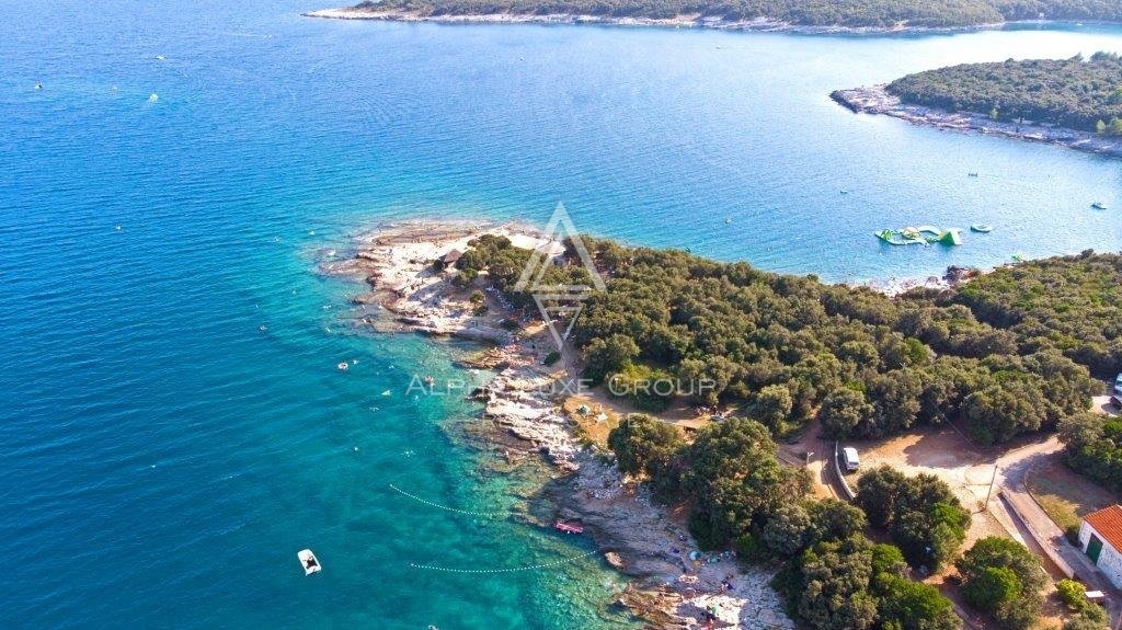 Zazidljivo zemljišče s projektom za hišo z bazenom v bližini MARČANA